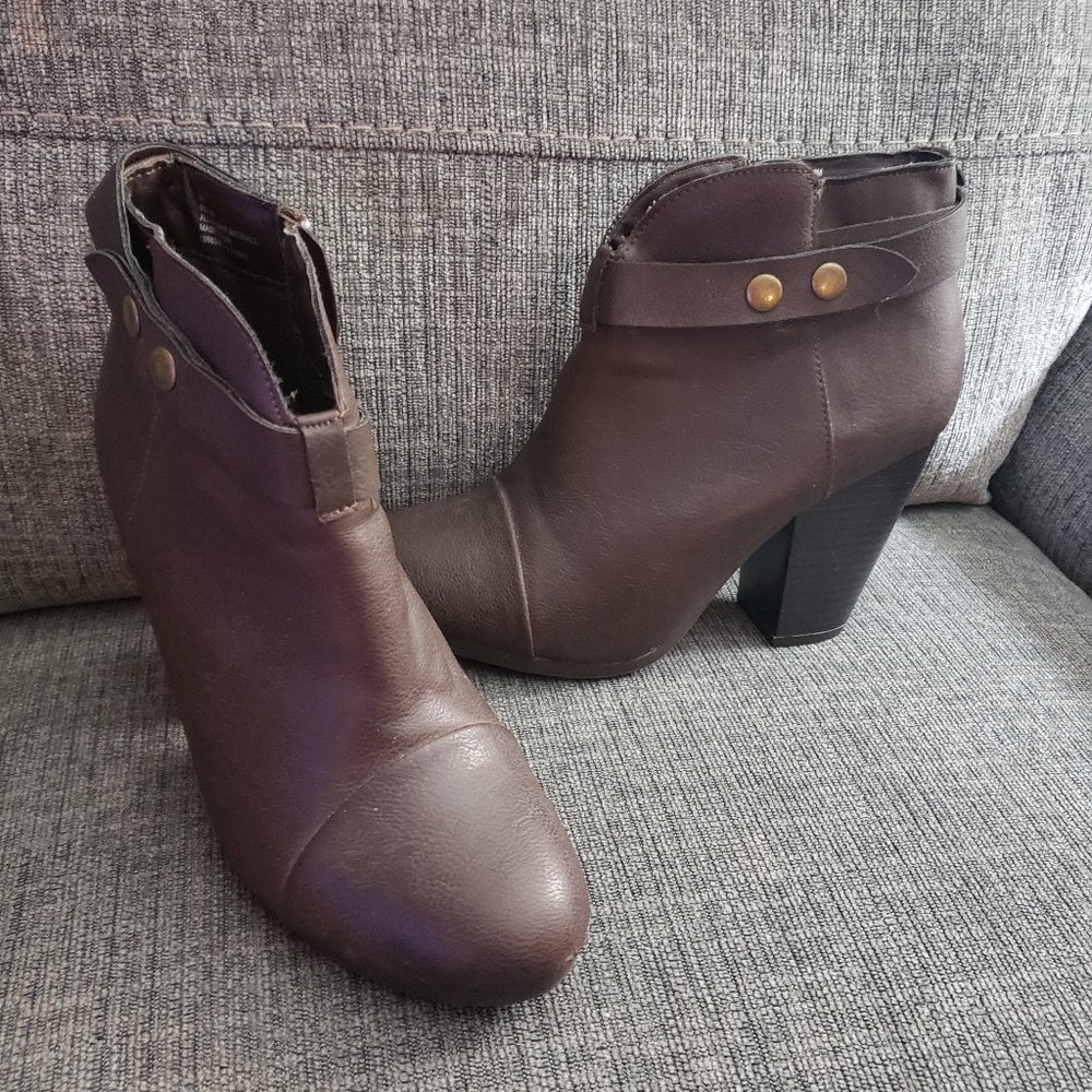 a.n.a. A New Approach Brown Leather Ankle Boots Women's Sz 8 Buckle Zip Bootie